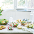 Tupperware Clear Collection-Set (6) Gedeckter Tisch mit verschiedenen Salaten in Schüsseln