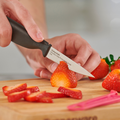 Tupperware A-Serie Gemüsemesser kleines Obst und Gemüsemesser beim schneiden von Erdbeeren