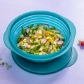 Tupperware Mini-Max® 2,0 l Faltbarer Behälter mit Deckel gefüllt mit Salat