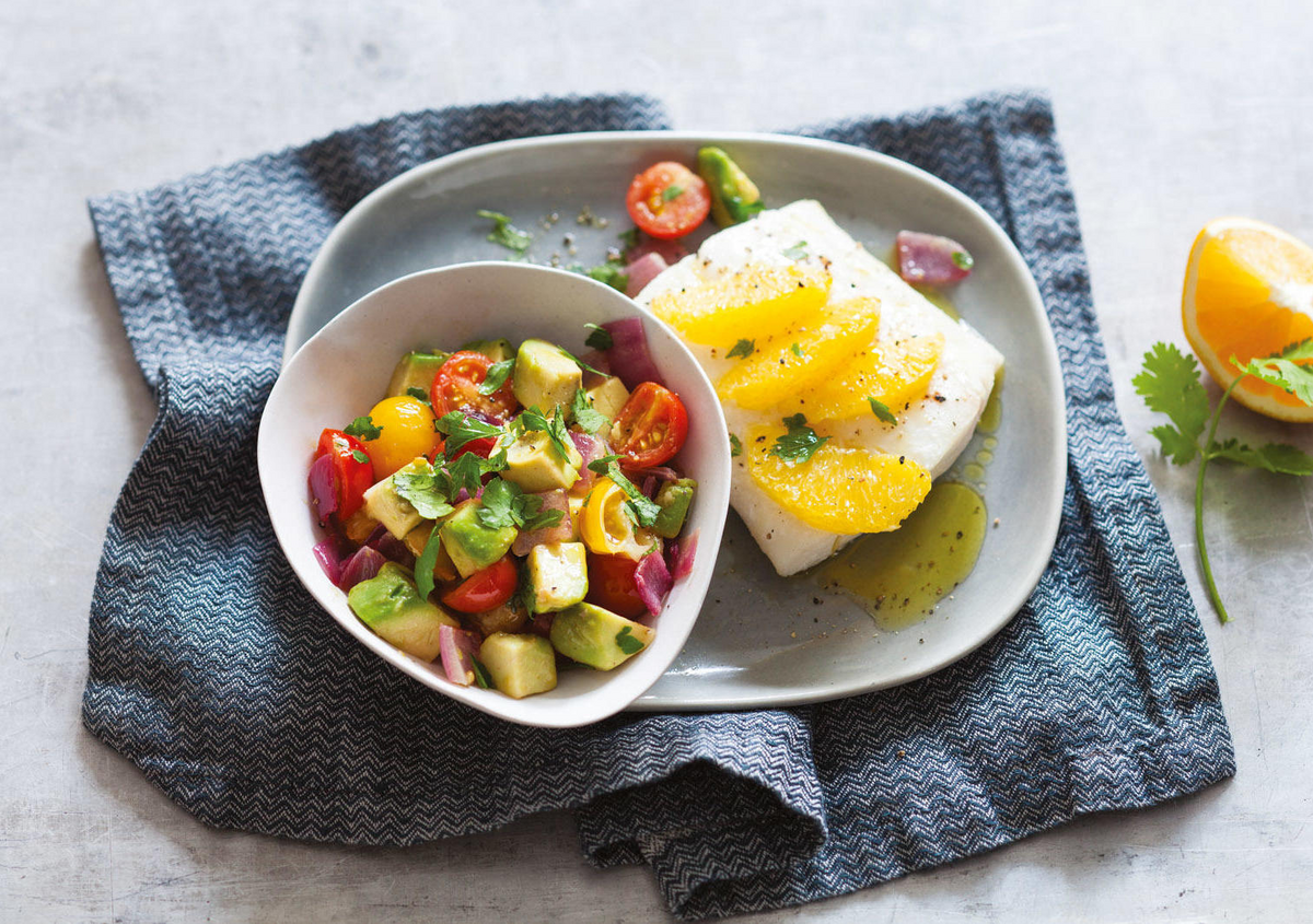 Riba u avokado umaku sa cherry rajčicama i narančom