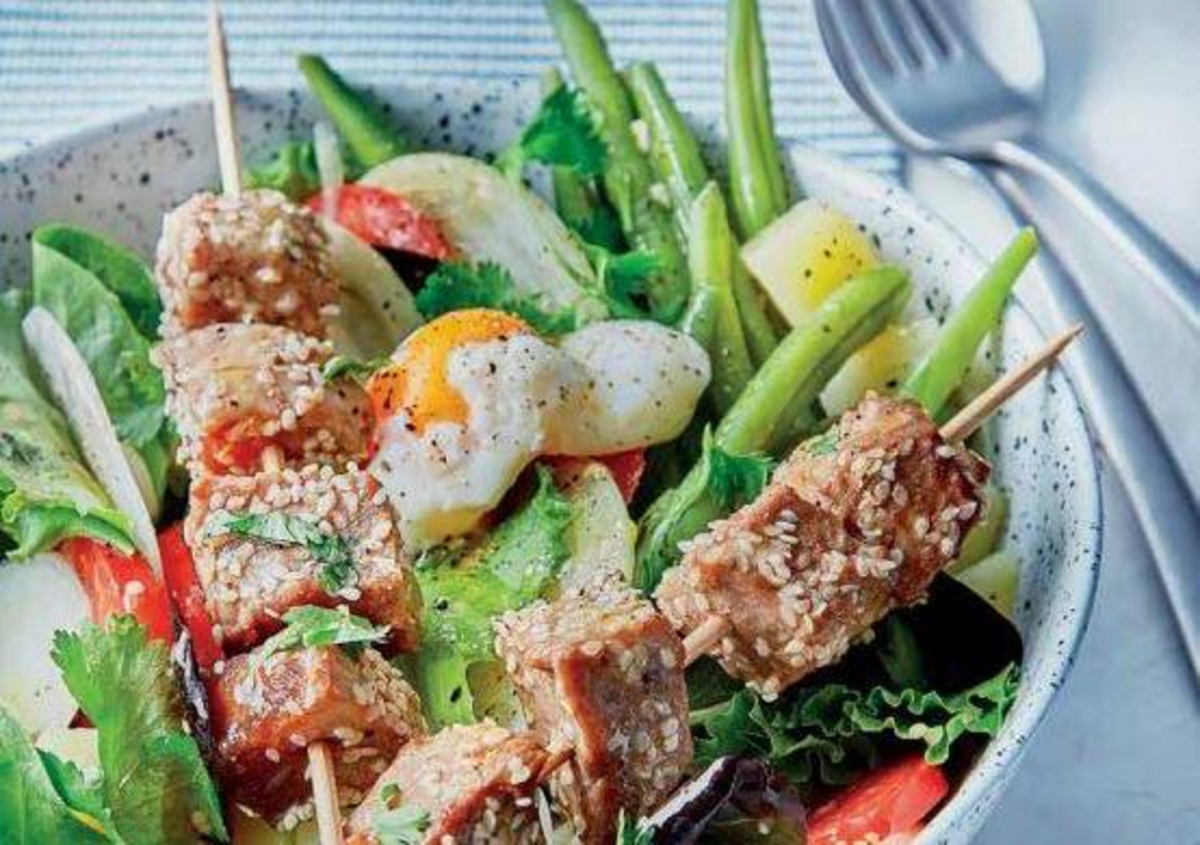 Amestec de salată și frigărui de ton