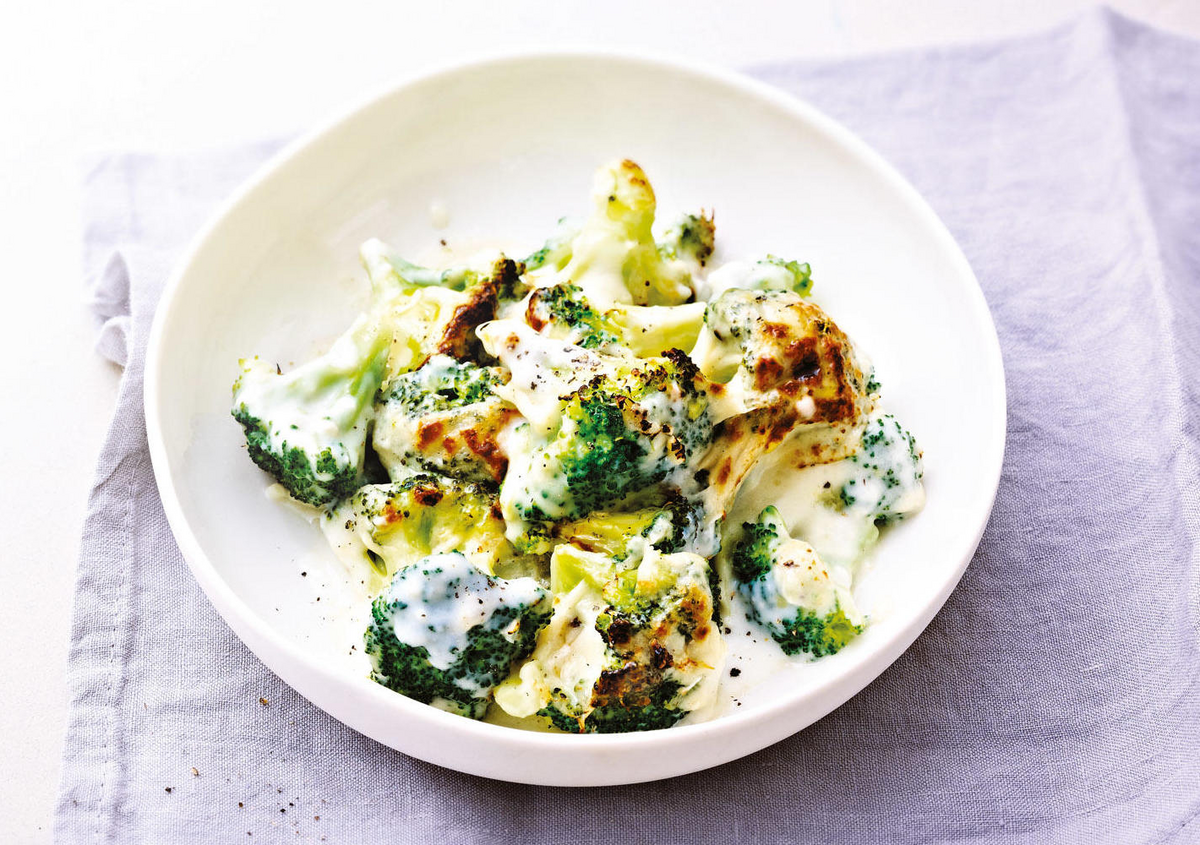 Mâncare cremoasă de broccoli cu parmezan