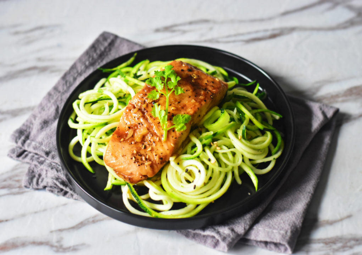 Zeleni rezanci s lososom u teriyaki umaku