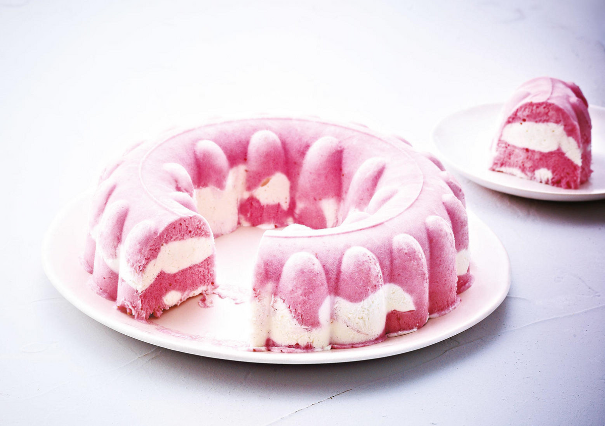 Înghețată în formă de coroniță cu căpșuni și vanilie