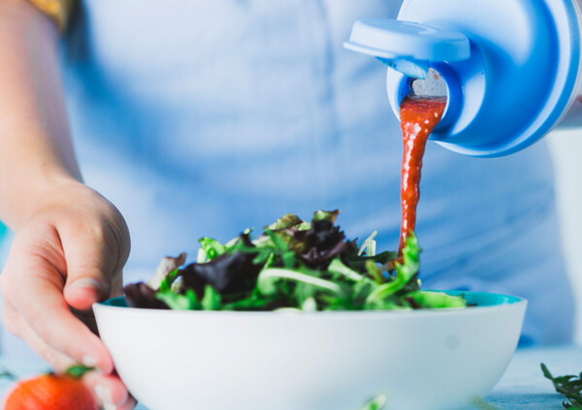 SVJEŽA SALATA SA SALATNIM PRELJEVOM OD JAGODE