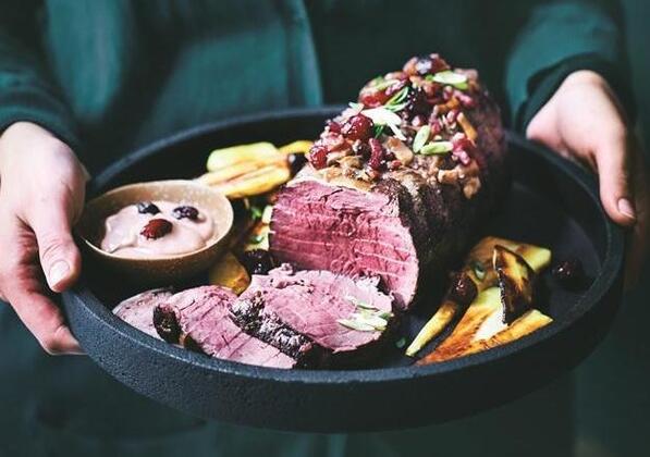 Rosbifs aux fruits de noël et aux légumes anciens